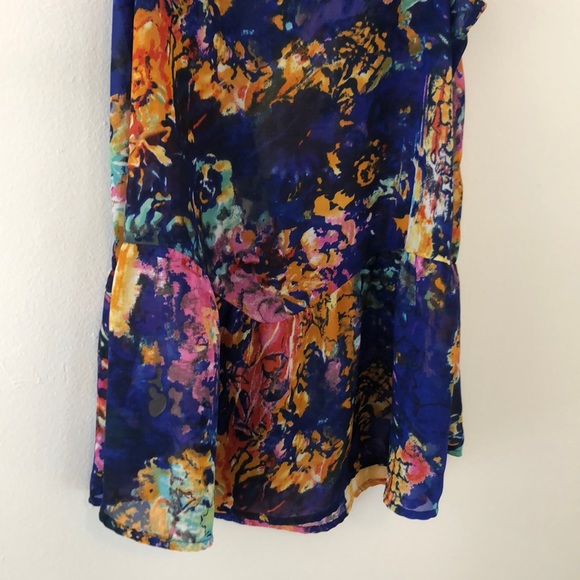 Blue tank with flowers - Picture 2 of 5